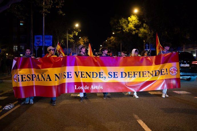 Manifestants a la plaça Artós de Barcelona contra l'amnistia als investigats del 'procés'