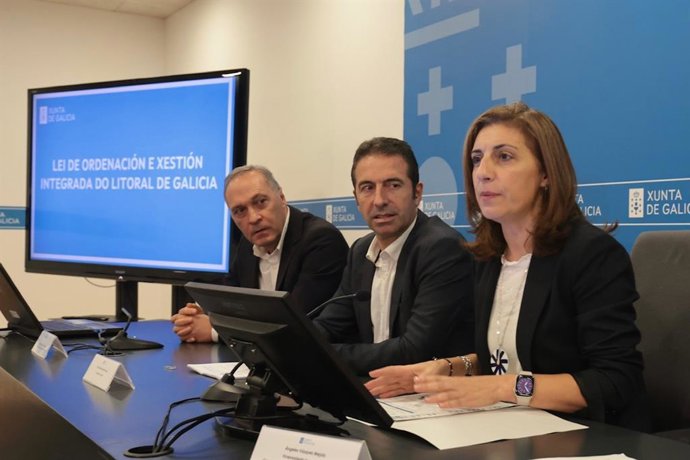 La vicepresidenta segunda y responsable de Medio Ambiente, Territorio e Vivenda, Ángeles Vázquez, y el conselleiro do Mar, Alfonso Villares, en un encuentro con representantes de ayuntamientos costeros para abordar el recurso a la ley del litoral