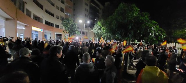 Cacereños concentrados frente a la sede local del PSOE contra el acuerdo con Junts
