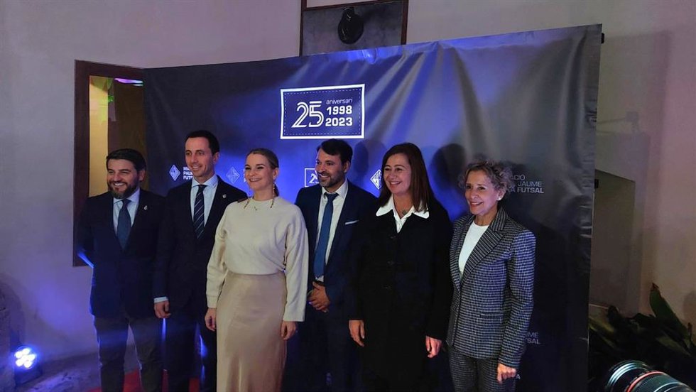 La presidenta del Congreso, Francina Armengol, y la presidenta del Govern, Marga Prohens, en la gala del 25 aniversario del Illes Balears Palma Futsal.