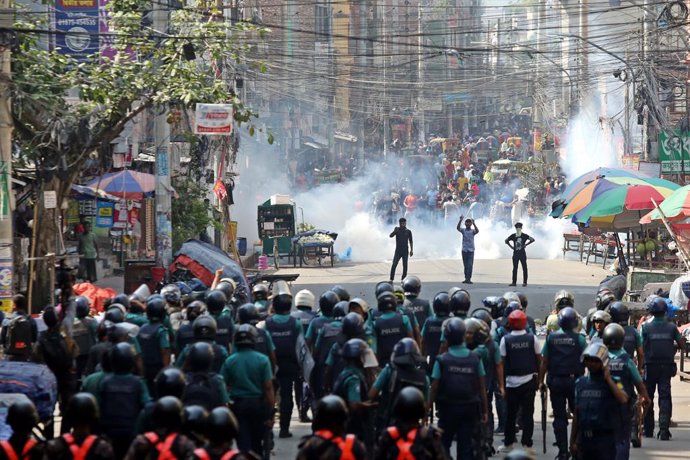 November 2, 2023, Dhaka, Wari, Bangladesh: Bangladesh police clashes with garment workers protesting to demand the increase of their salaries, in Dhaka. Police fired teargas shells and used sound grenades to disperse garment factory workers who blocked Dh