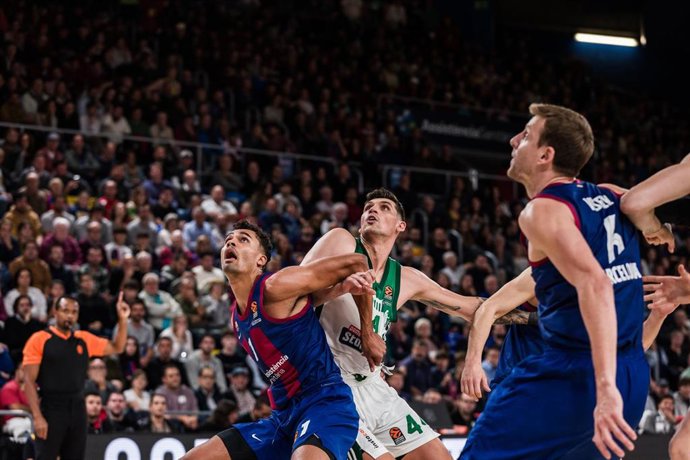 Dinos Mitoglou of Panathinaikos fights for the ball with Oscar Da Silva of Fc Barcelona during the Turkish Airlines EuroLeague, match played between FC Barcelona and Panathinaikos Athens at Palau Blaugrana on November 03, 2023 in Barcelona, Spain.