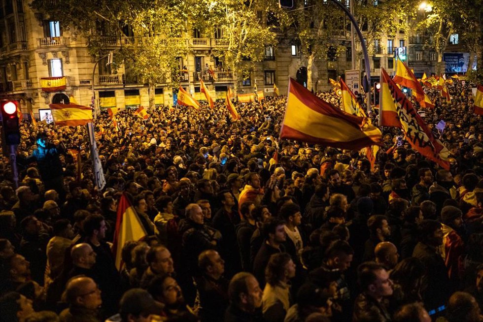 Decenas de personas durante una protesta en la calle Ferraz, a 9 de noviembre de 2023, en Madrid (España). Centenares de personas se han vuelto a concentrar en Ferraz en la séptima jornada de protestas tras el pacto entre el PSOE y Junts que ha tenido l