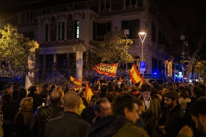 Finaliza la concentración en contra de la amnistía en la Delegación del Gobierno en Barcelona