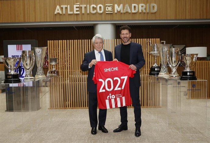 Enrique Cerezo y Diego Pablo Simeone tras la renovación del argentino