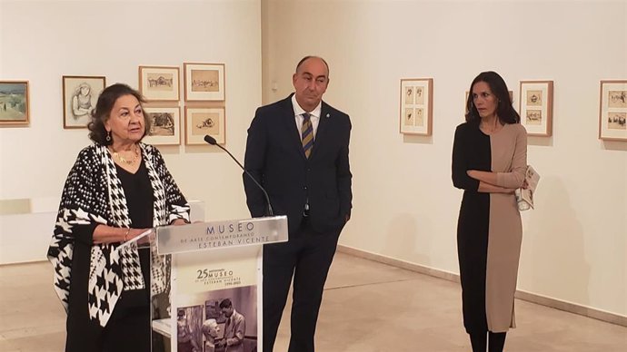 Mercedes Ribera Babín, sobrina política de Esteban Vicente, con el presidente de la Diputación, Miguel Ángel de Vicente, y la directora del Museo, Ana Doldán.