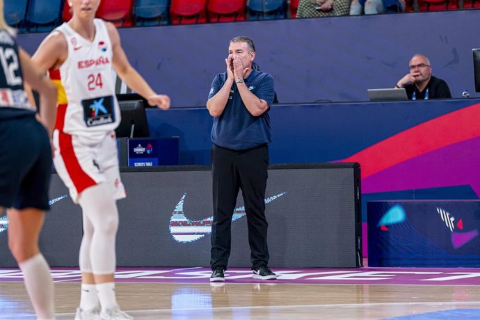 Archivo - Miguel Méndez durante un partido de la selección femenina de baloncesto