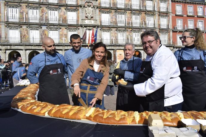 Centenares de personas degustan la Corona de la Almudena que se ha servido en la Plaza Mayor