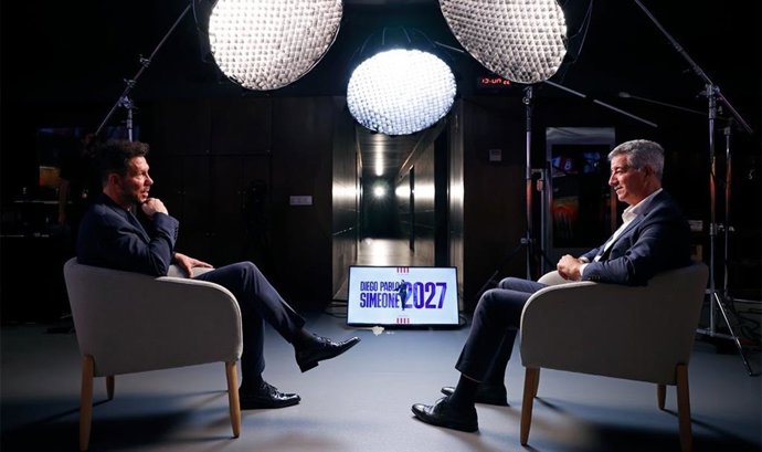 Charla entre el entrenador, Diego Pablo Simeone, y el consejero delegado, Miguel Ángel Gil Marín, del Atlético de Madrid tras la renovación del técnico hasta 2027