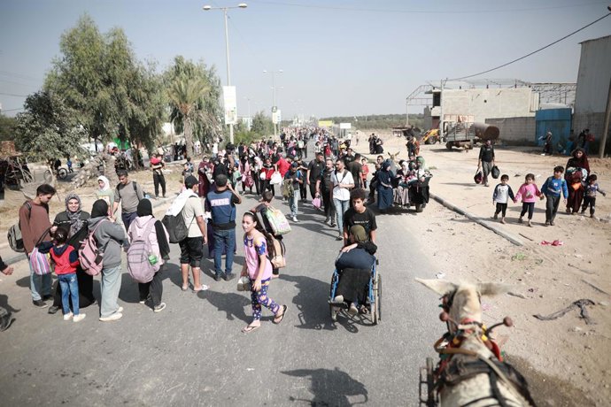 November 9, 2023, Gaza city, Gaza Strip, Palestinian Territory: Palestinians leave from the northern part of the Gaza to flee the central and southern parts of the Gaza Strip on November 09, 2023. Since Oct.7, the Israeli army's attacks have caused sign