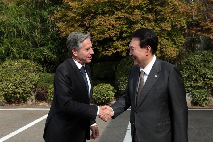 El presidente de Corea del Sur, Yoon Suk Yeol (derecha), y el secretario de Estado de EEUU, Antony Blinken (izquierda)