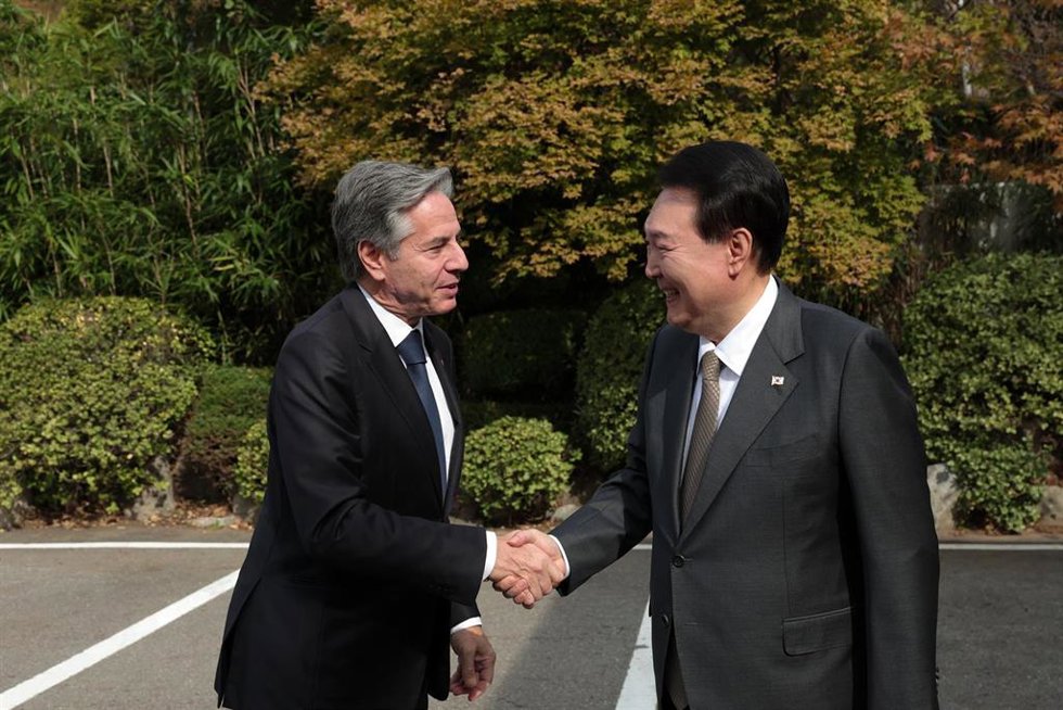 El presidente de Corea del Sur, Yoon Suk Yeol (derecha), y el secretario de Estado de EEUU, Antony Blinken (izquierda)