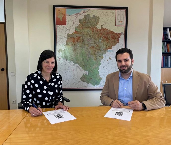 La directora general de Transportes y Movilidad Sostenible, Berta Miranda, y el alcalde de Zizur Mayor, Jon Gondán