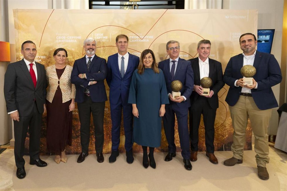 A presidenta del Gobierno de Cantabria, María José Sáenz de Buruaga, asiste a la entrega de los VI Premios CEOE-CEPYME Cantabria 2023
