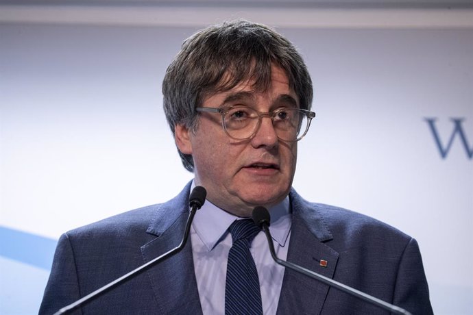 El expresidente de la Generalitat y eurodiputado de Junts, Carles Puigdemont, comparece en una rueda de prensa para explicar los detalles del acuerdo de investidura con el PSOE, en el Parlamento Europeo, a 9 de noviembre de 2023, en Bruselas (Bélgica). 