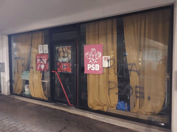 La sede del PSOE en Bruselas amanece con pintadas de "traidores"