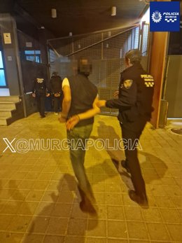Imagen de uno de los detenidos, escoltado por la Policía Local