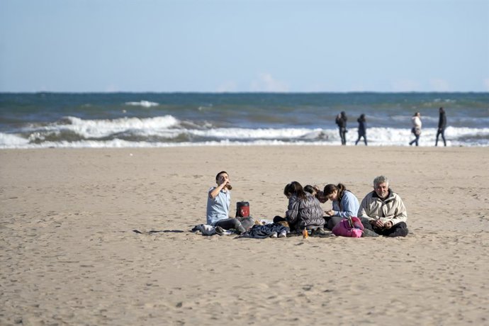 Archivo - Arxiu - Un grup de persones en la platja de la Malvarrosa