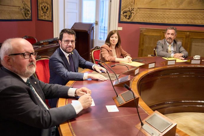 (I-D) El delegado de la Generalitat de Catalunya en Madrid, Joan Capdevila; el presidente de la Generalitat de Cataluña, Pere Aragons y la portavoz de ERC en la Cámara Alta, Sara Bailac, durante la Comisión General de las Comunidades Autónomas, en el S
