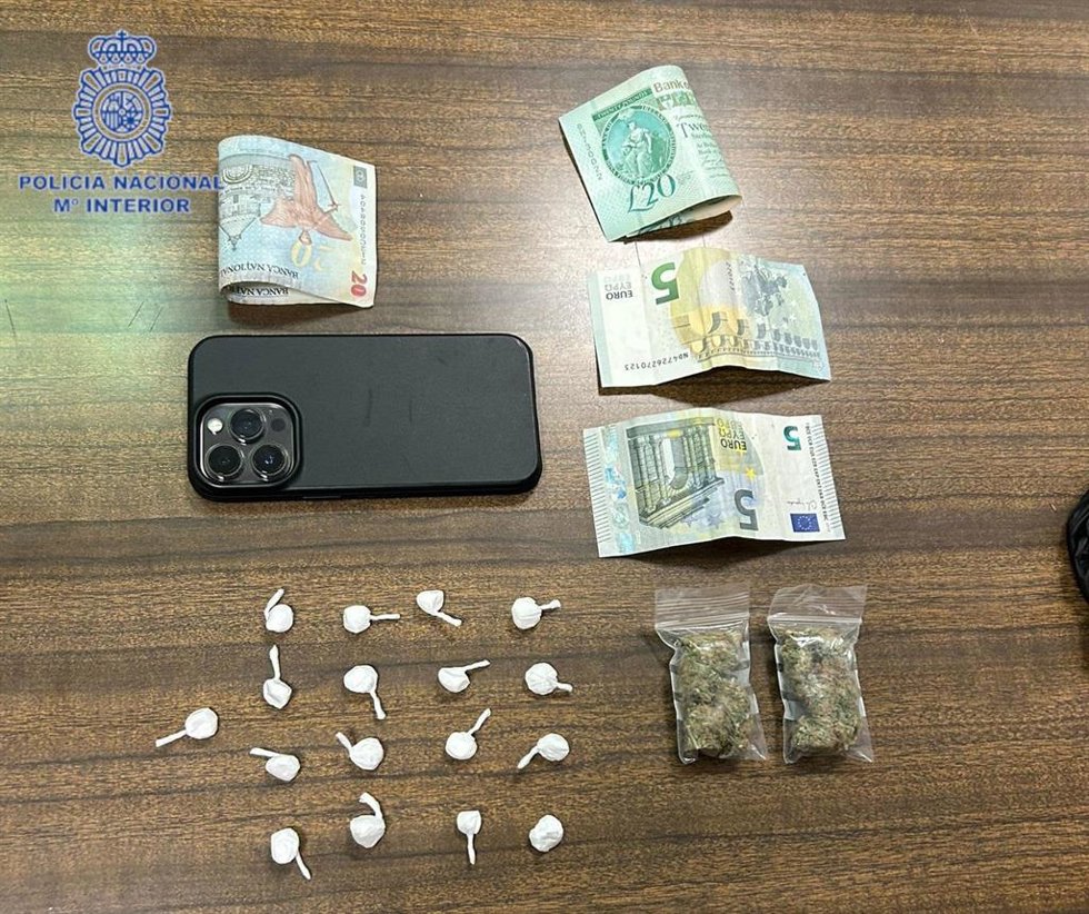 Dinero, un móvil, dos bolsas de marihuana y 17 de cocaína.