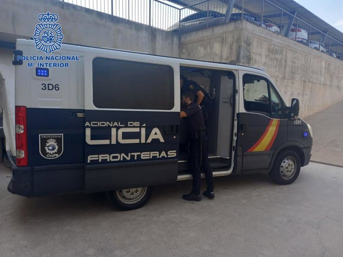 Archivo - Furgón de la Policía Nacional