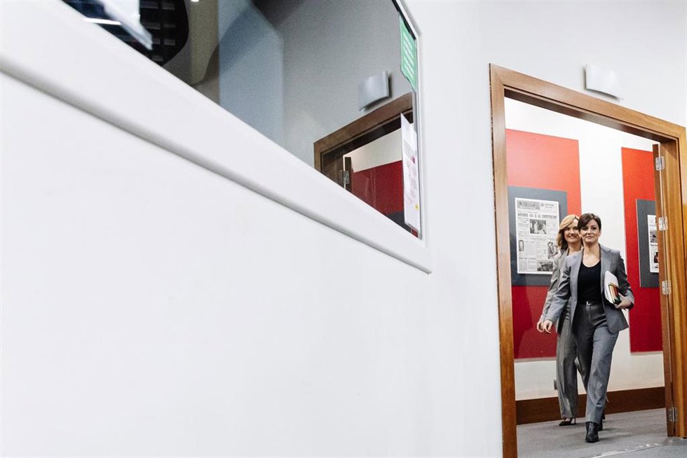 La ministra de Educación y Formación Profesional en funciones, Pilar Alegría (i), y la ministra de Política Territorial y portavoz del Gobierno en funciones, Isabel Rodríguez (d), a su llegada a una rueda de prensa posterior a la reunión del Consejo de 