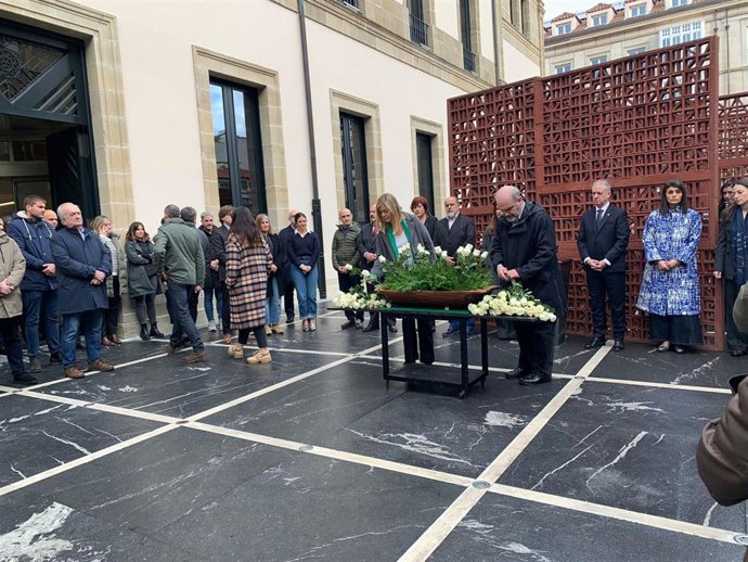 El acto ha consistido, al igual que años anteriores, en una ofrenda floral ante la escultura 'Gauerdiko Iparrorratza-Brújula de Medianoche'