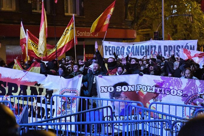 Decenas de manifestantes tras las vallas que les separaban de la Policía, durante una concentración en contra de la amnistía, frente a la sede del PSOE en la calle Ferraz, a 7 de noviembre de 2023, en Madrid (España). 