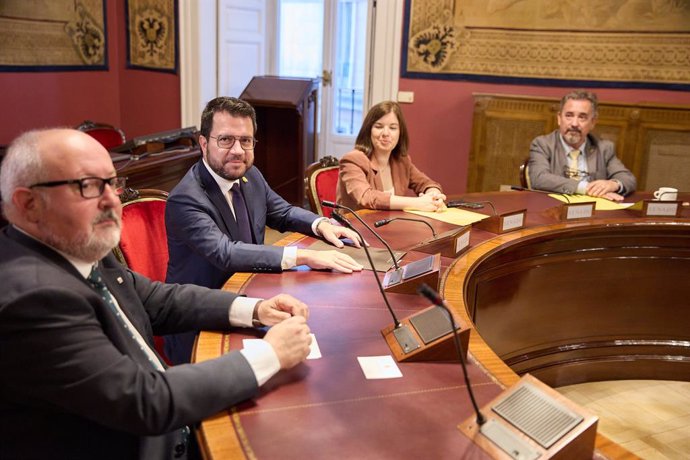 (E-D) El delegat de la Generalitat de Catalunya a Madrid, Joan Capdevila; el president de la Generalitat de Catalunya, Pere Aragonès, i la portaveu d'ERC a la cambra alta, Sara Bailac
