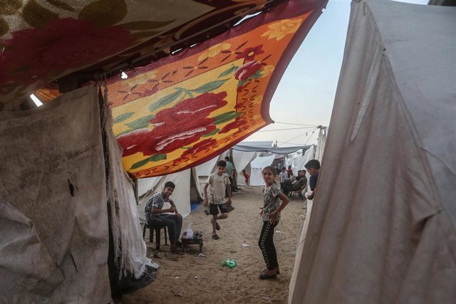 Palestinos desplazados en un campamento de Jan Yunis