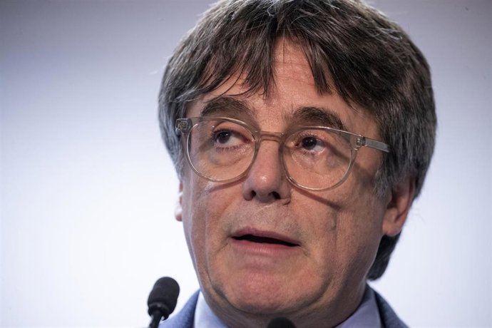 El expresidente de la Generalitat y eurodiputado de Junts, Carles Puigdemont, comparece en una rueda de prensa para explicar los detalles del acuerdo de investidura con el PSOE, en el Parlamento Europeo, a 9 de noviembre de 2023, en Bruselas (Bélgica). 