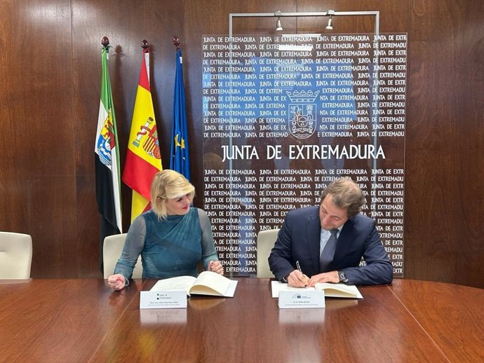 La consejera de Hacienda, Elena Manzano, y el director del sector público y privado del Sur de Europa, Gilles Badot, en la firma de un préstamo con el BEI