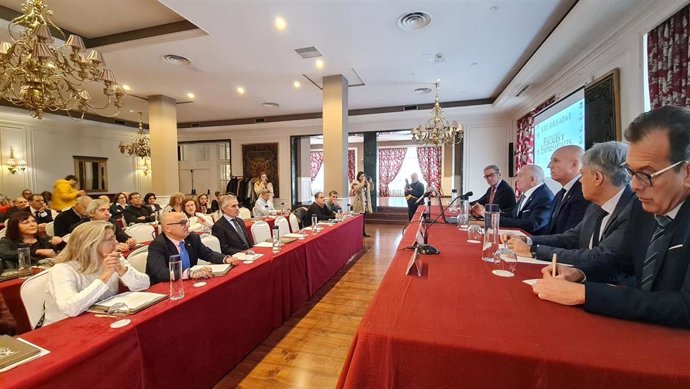 El alcalde de León ensalza la labor de los titulares mercantiles, que tutelan 35.000 pymes en la provincia.