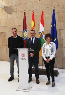 Conrado Escobar, en el centro, con Celia Sanz y Miguel Sáinz.