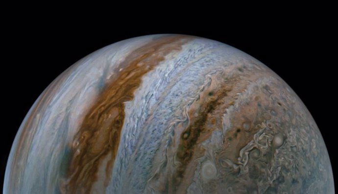 La nave Juno de la NASA capturó esta vista de Júpiter durante el 54 sobrevuelo cercano de la misión al planeta gigante el 7 de septiembre de 2023.