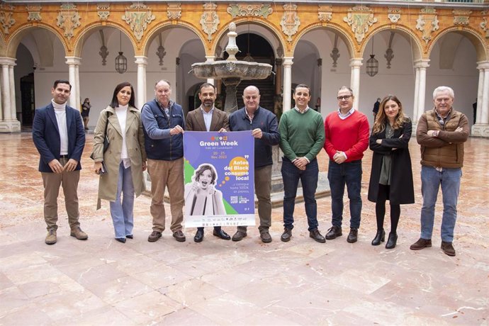 El vicepresidente tercero y delegado de Desarrollo Económico, Promoción y Empleo de la institución provincial, Félix Romero (cuarto por la izda.), en la presentación de la 'Green Week Valle del Guadalquivir'.