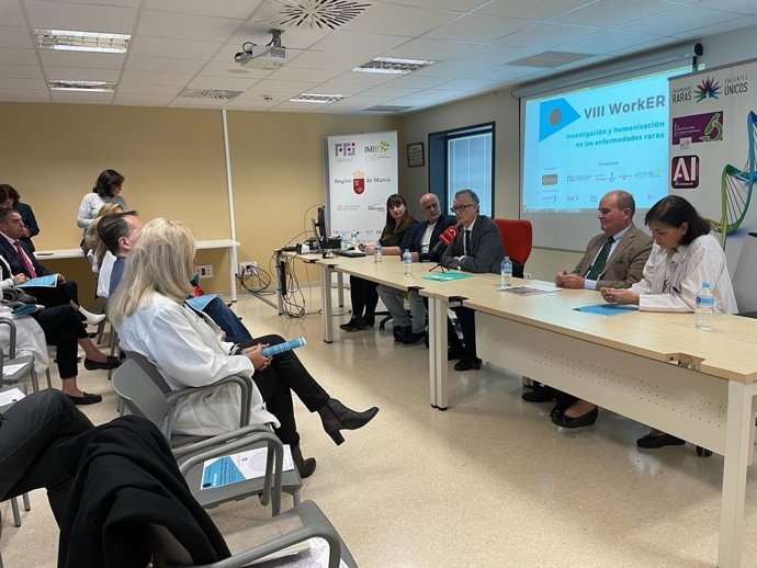 El consejero de Salud, Juan José Pedreño, inauguró el 'VIII WorkER' sobre investigación y humanización en las enfermedades raras, organizado por la asociación D' Genes.