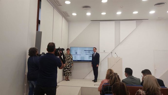 El presidente del Consell de Mallorca, Lloren Galmés, y la consellera insular de Hacienda y Función Pública, María del Pilar Bonet.