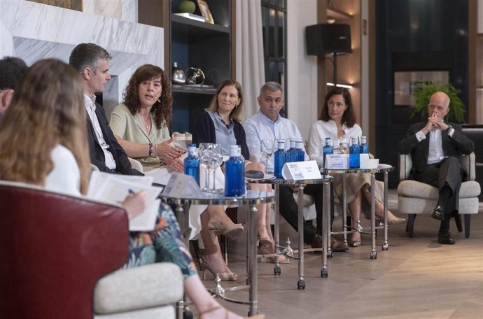 Archivo - Directivos especializados en la gestión del talento y los recursos humanos durante un encuentro sobre recapacitación profesional (reskilling).