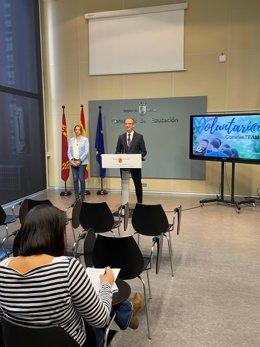 El consejero de Educación, Formación Profesional y Empleo, Víctor Marín, acompañado por la directora general de Recursos Humanos, Planificación Educativa e Innovación, Carmen Balsas, durante la presentación del proyecto ConviveTEAM