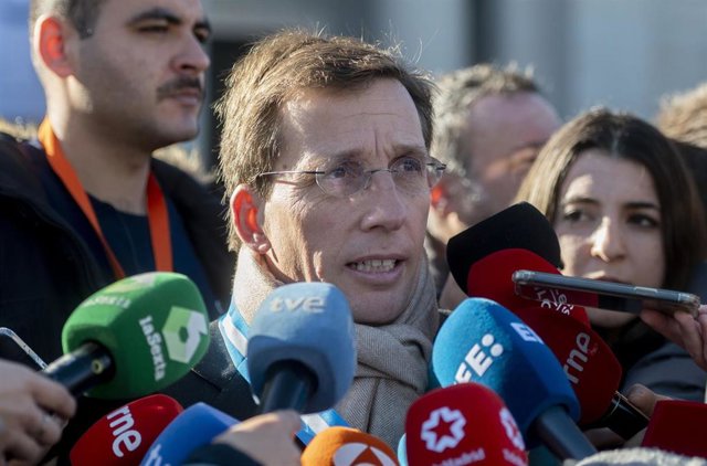 El alcalde de Madrid, José Luis Martínez-Almeida, atiende a los medios de comunicación a su llegada a la misa, en la catedral de la Almudena