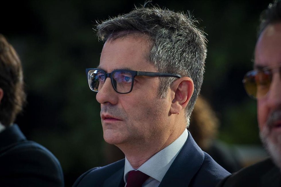 El ministro de la Presidencia, Relaciones con las Cortes y Memoria Democrática en funciones, Félix Bolaños, durante la mesa redonda 'Bulos y desinformación. Cómo afecta a las personas mayores', organizada por la ONCE y Servimedia, en la sede de Por Tale