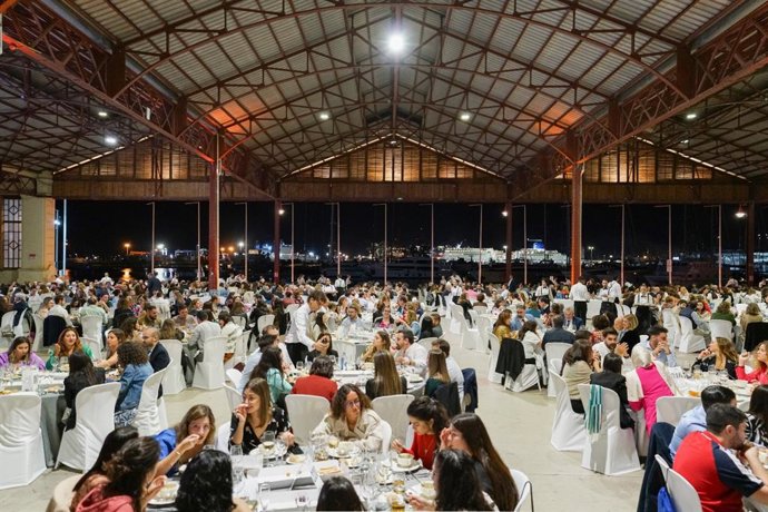 A la cena, que se celebró en el espacio de El Tinglado 2, asistieron 3.500 comensales y supuso una de las mayores ofrecidas en la ciudad del Turia.