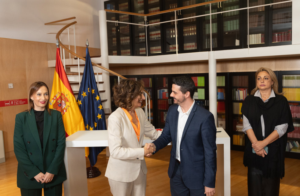 Firma de un acuerdo para la investidura de PSOE y Coalición Canaria en el Congreso.