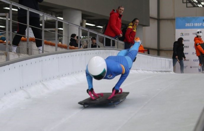 La deportista zaragozana de skeleton, Clara Aznar, de 16 años