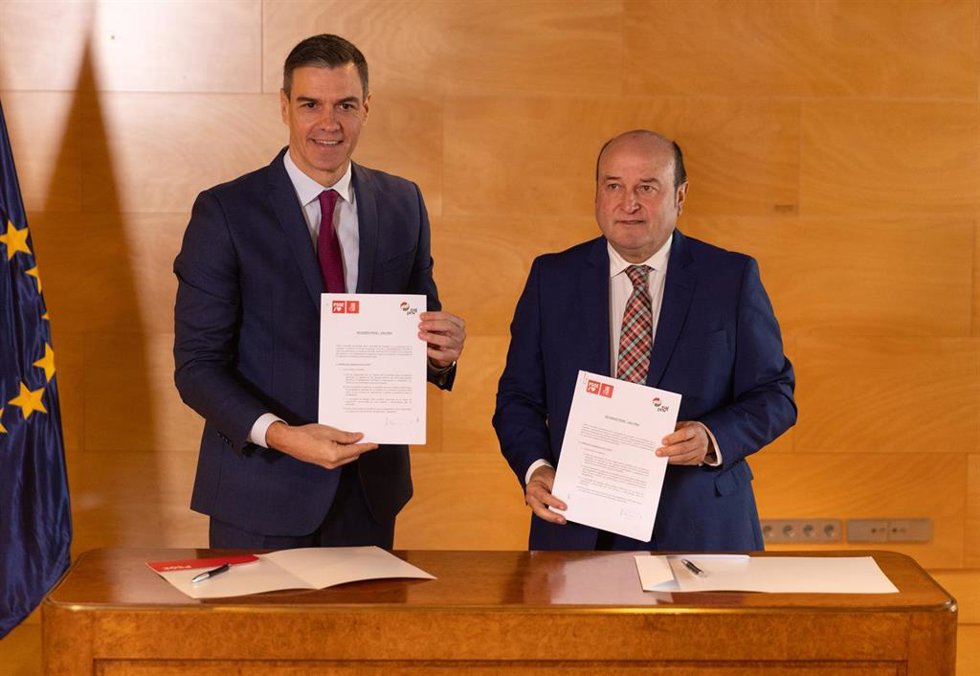 El presidente del Gobierno en funciones y candidato a la reelección, Pedro Sánchez (i), y el presidente del EBB del PNV, Andoni Ortuzar (d), firman un acuerdo para la investidura.