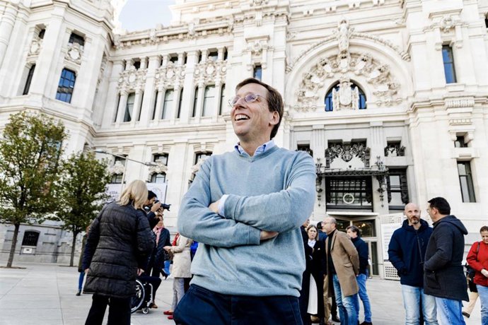 El alcalde de Madrid, José Luis Martínez-Alemida, tras participar en un minuto de silencio para condenar el asesinato machista del pasado sábado, 4 de noviembre en Getafe