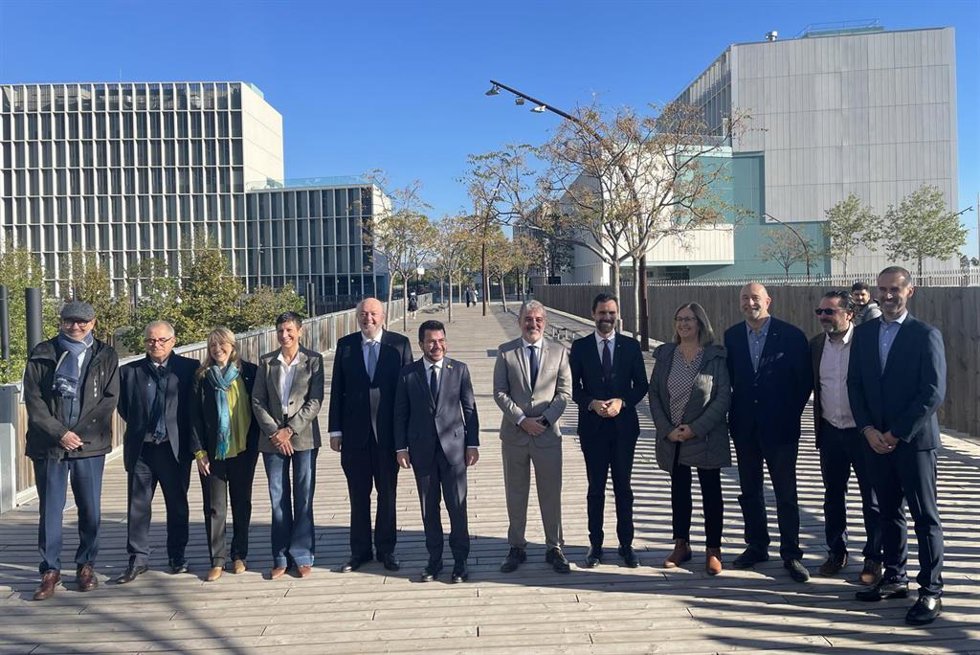 La UPC inaugura un laboratorio y una planta piloto de producción de hidrógeno verde, con el presidente Pere Aragons, el conseller Roger Torrent, los alcaldes Filo Cañete y Jaume Collboni y el rector Daniel Crespo