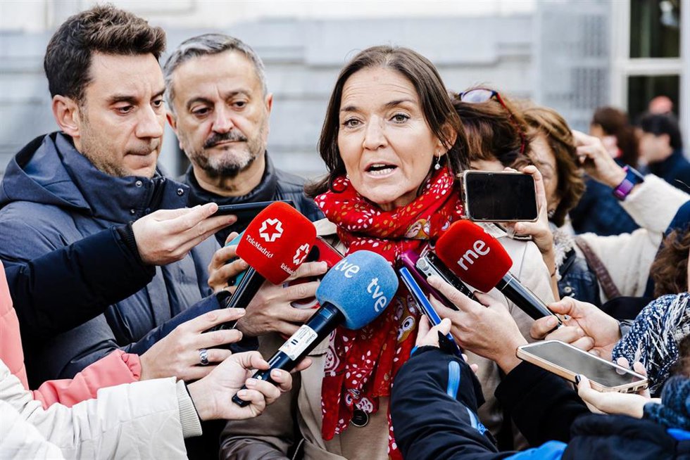 La portavoz del Grupo Municipal Socialista en el Ayuntamiento de Madrid, Reyes Maroto, ofrece declaraciones a los medios tras participar en un minuto de silencio para condenar el asesinato machista del pasado sábado, 4 de noviembre en Getafe, frente al 
