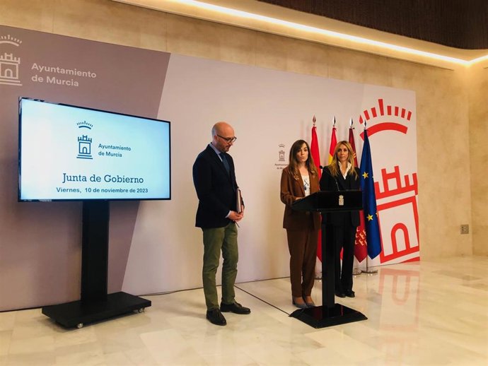 Los concejales José Francisco Muñoz y Pilar Torres y en el centro de la imagen la portavoz del equipo de Gobierno del Ayuntamiento de Murcia, Rebeca Pérez